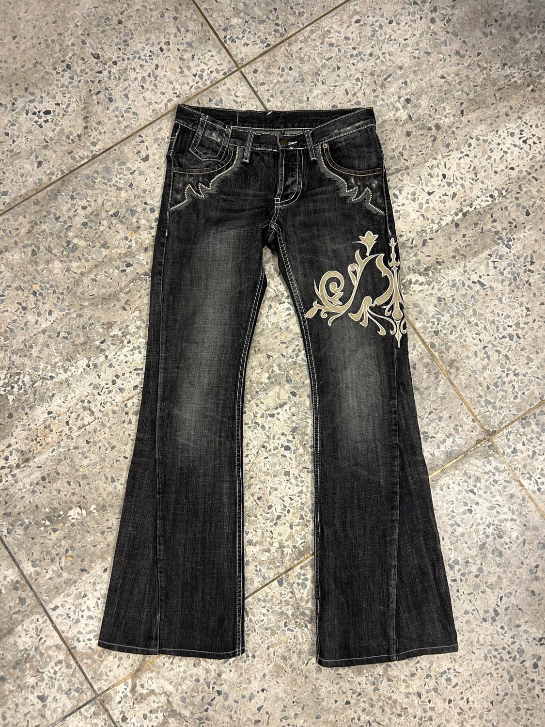 W-M) 토네이도 마트 트라이벌 자수 부츠컷 로우라이즈 데님팬츠 상품이미지1