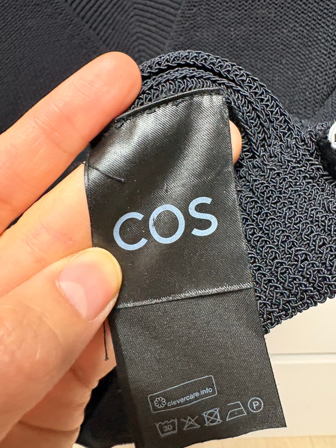 COS 블랙 브이넥 니트 베스트 상품이미지4