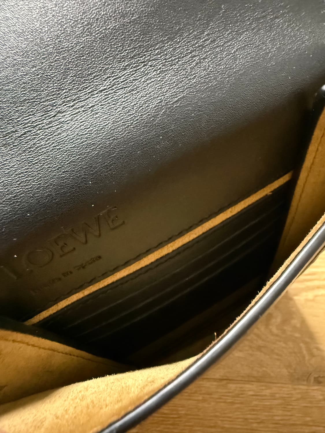 로에베 거싯 아나그램 미니 레더 크로스백 (블랙) 상품이미지6