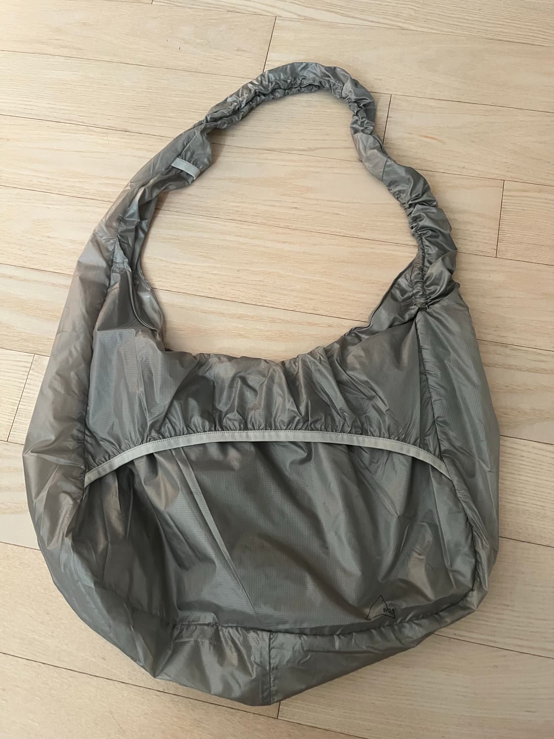 로아 LAKI PACKABLE KNOT BAG-SILVER 상품이미지5