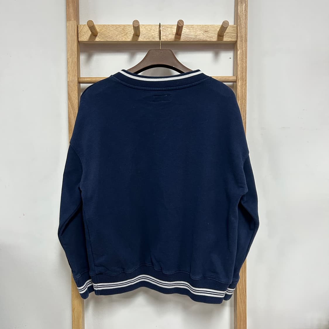 키르시 오버핏 브이넥 스웻셔츠 맨투맨 네이비 상품이미지4