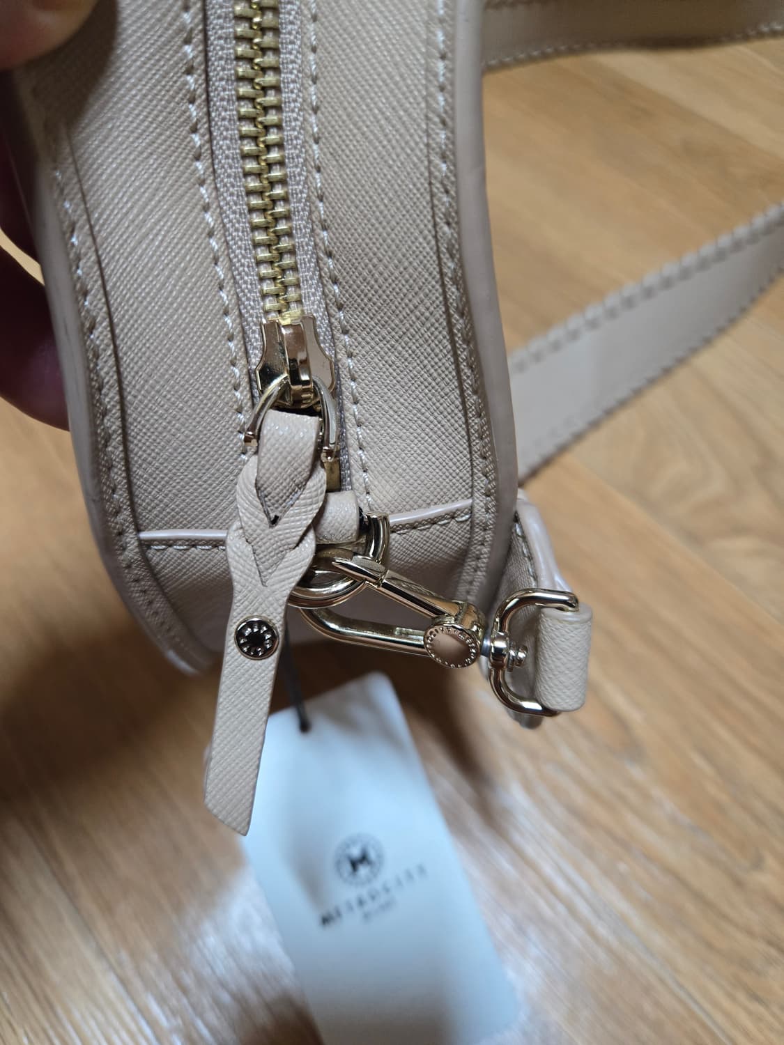 메트로시티 베이지 탬버린 크로스백(택달린새상품) 상품이미지6