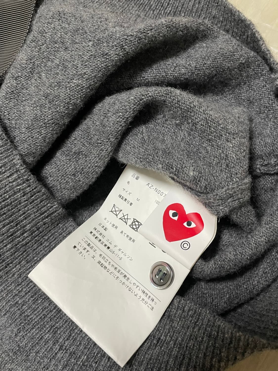 [M] (W) 플레이 꼼데가르송 레드 하트 니트 가디건 그레이 상품이미지3
