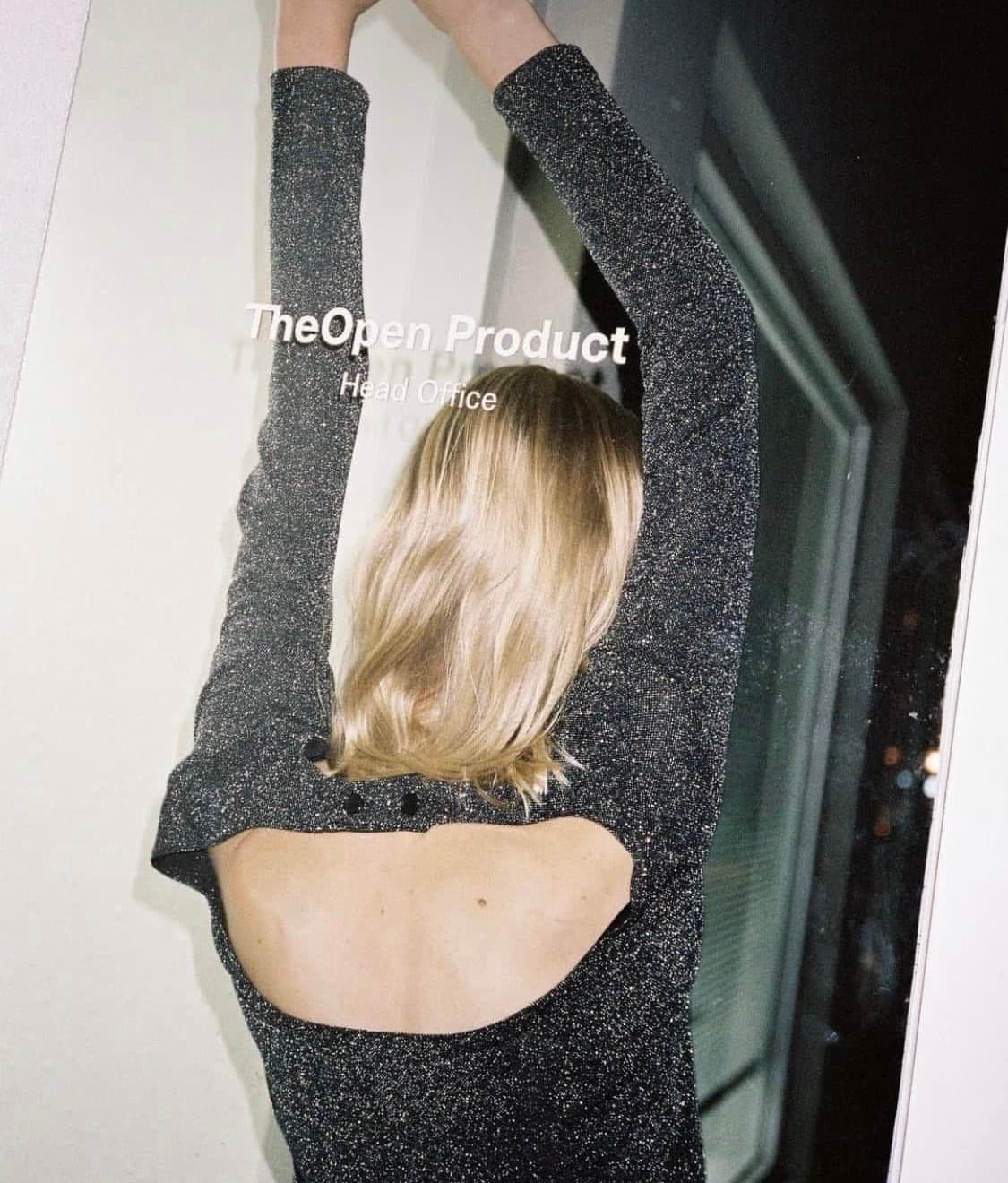 더오픈 프로덕트 글리터 백 홀 탑 상품이미지2