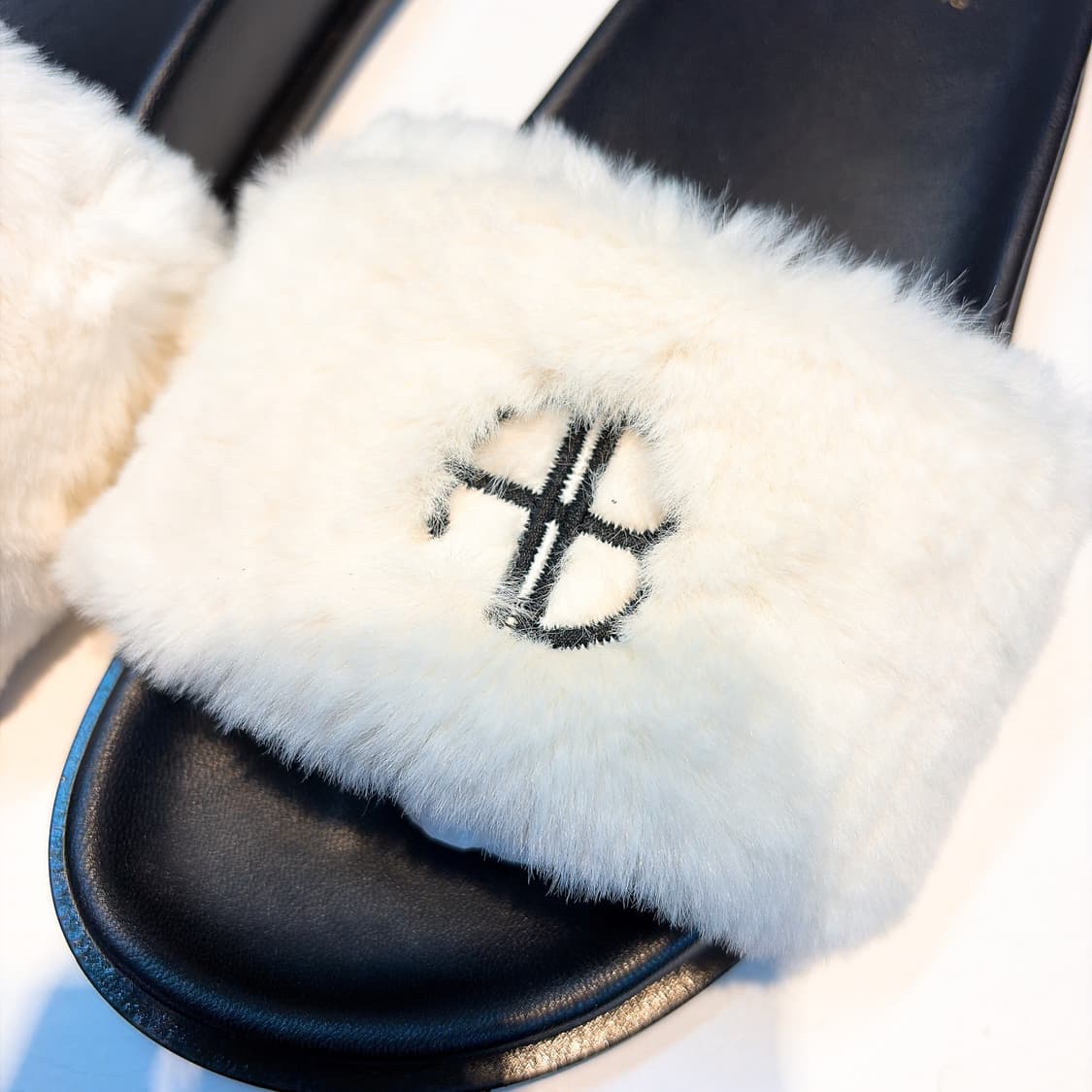 (정품/새상품) ANINE BING 애니빙 여성 화이트 퍼 슬리퍼 뮬 상품이미지2