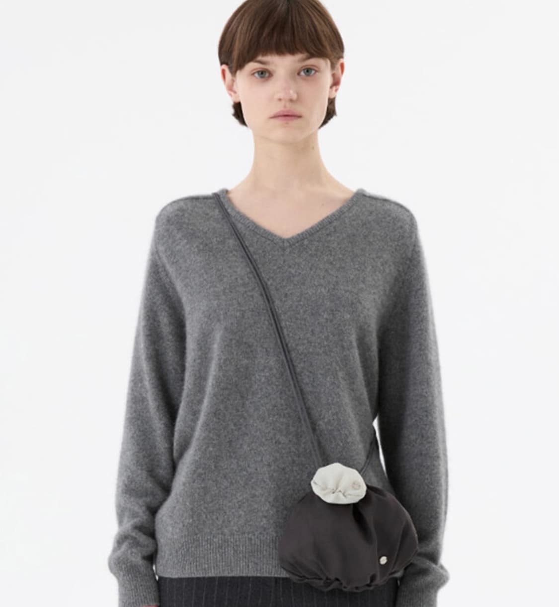 RACOON V-NECK KNIT 상품이미지1