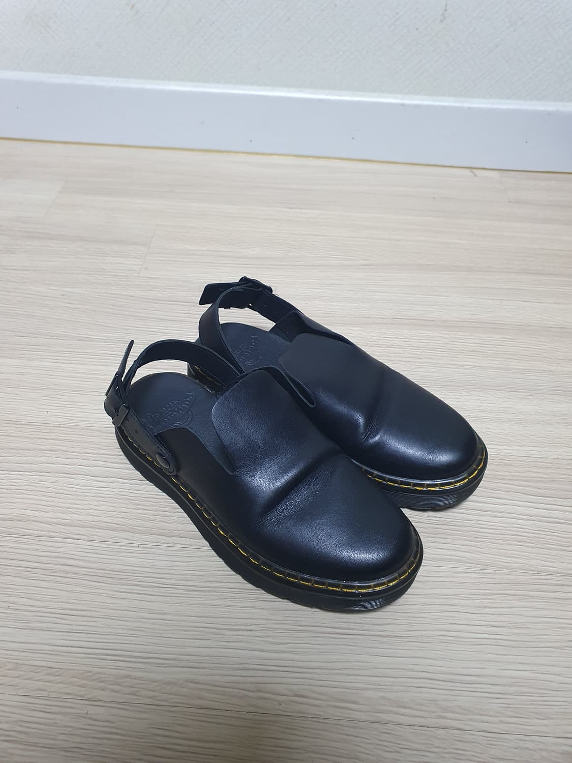 닥터마틴 칼슨 블랙 레더 뮬 슬리퍼 220~25 상품이미지2