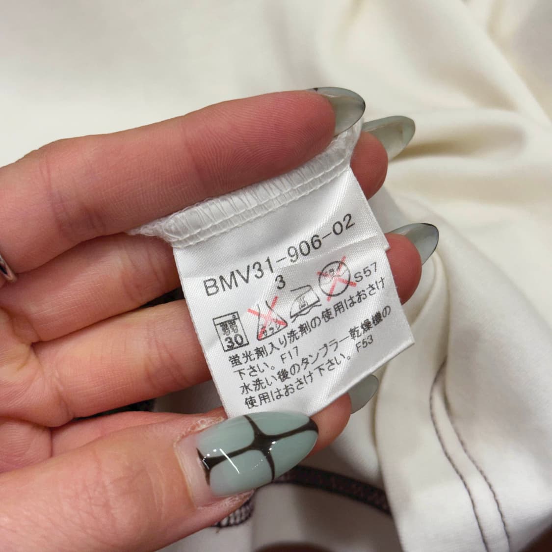 버버리 블랙라벨 크루넥 긴팔 티셔츠 숄더 노바체크 디테일 아이보리 상품이미지8