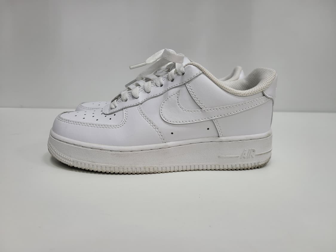 나이키 에어포스1 '07로우 화이트 스니커즈 / 230사이즈
 상품이미지1