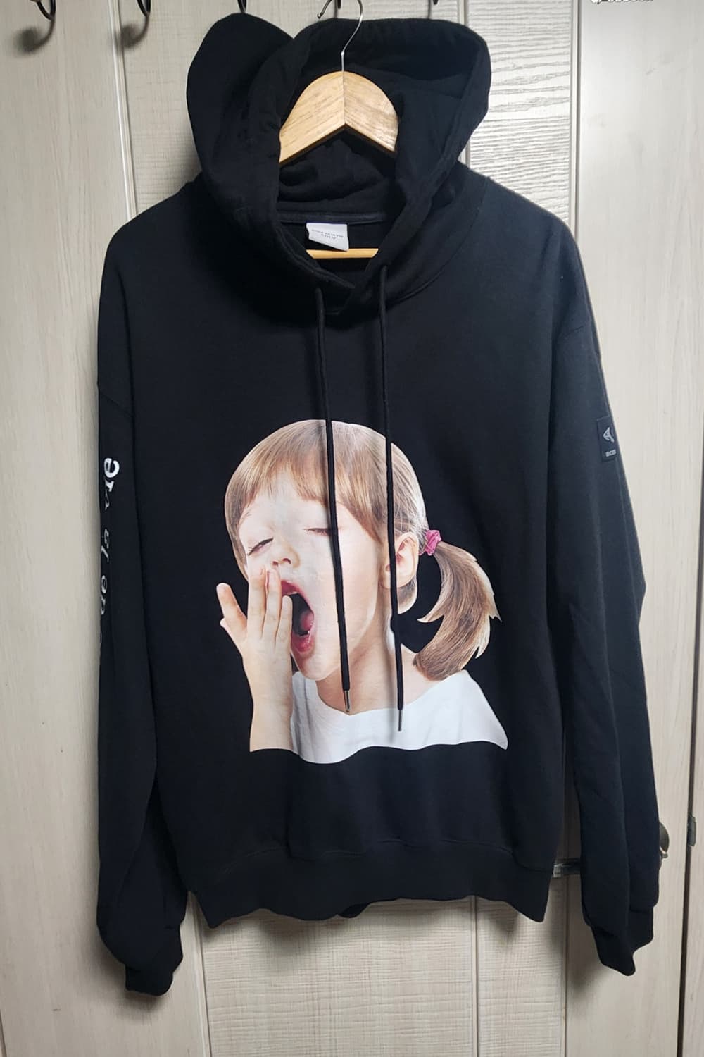 Adv 아크메드라비 베이비 페이스 블랙 후드티 상품이미지1