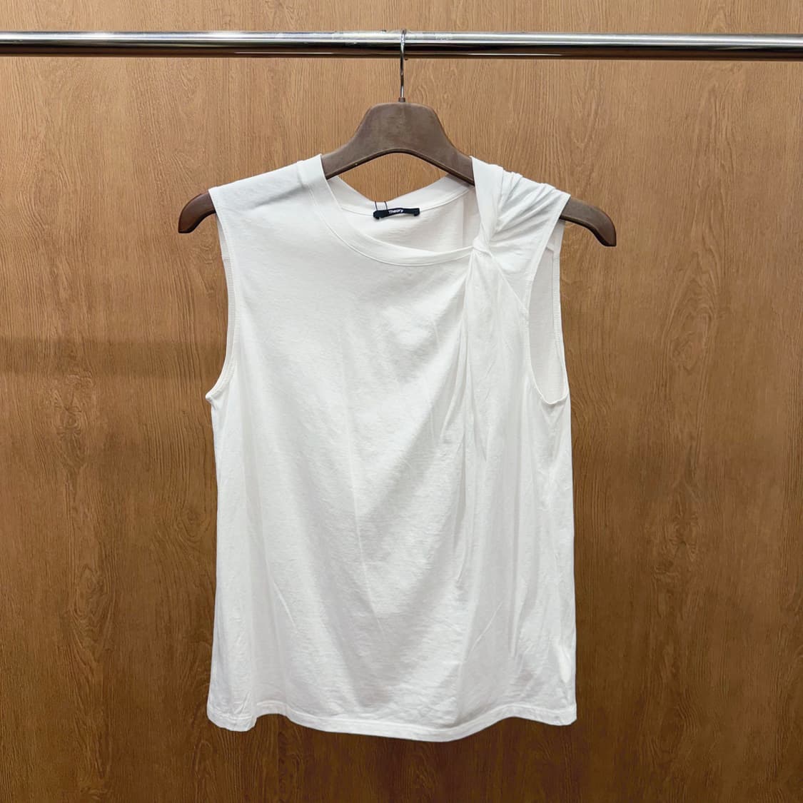 띠어리 코튼 슬리브리스 블라우스 사이드 트위스트 셔링 디테일 화이트 상품이미지2