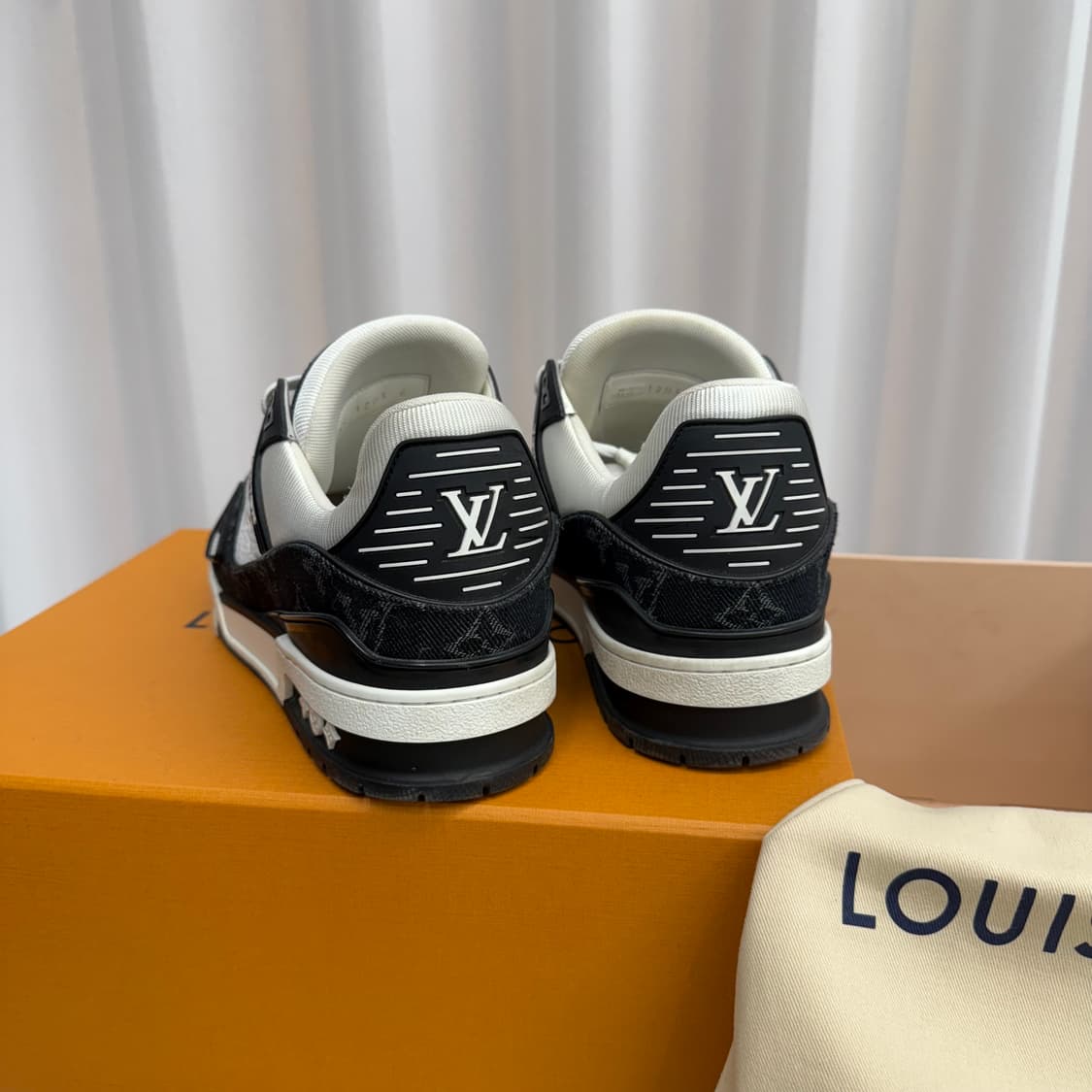 [6] 루이비통 트레이너 스니커즈 블랙 상품이미지3