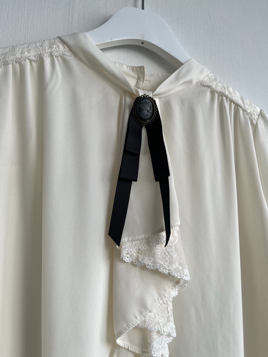 a x e s femme 브로치 블라우스 상품이미지3