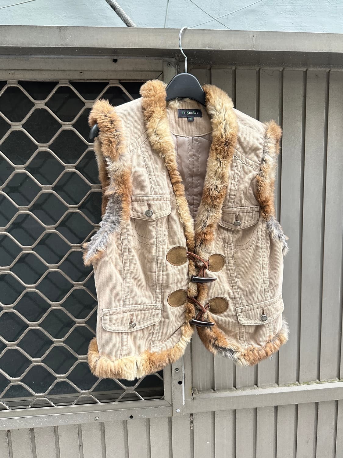 Rabbit fur toggle button crop vest 상품이미지2