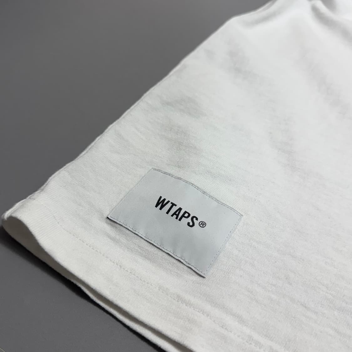 더블탭스(WTAPS) 화이트컬러 닷 사이트 자수 로고 크루넥 반팔 상품이미지6