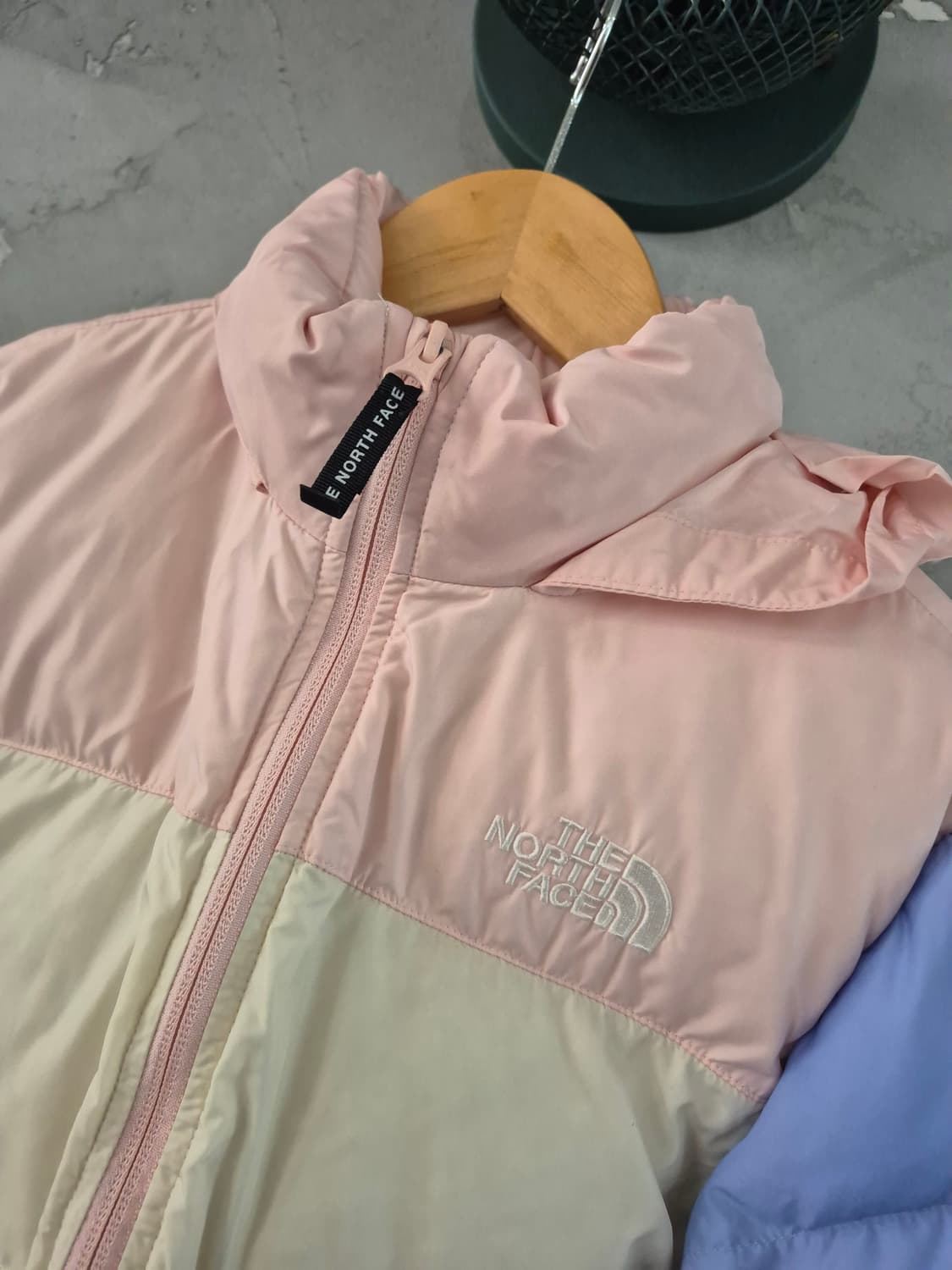 노스페이스 키즈 패딩 점퍼 사이즈 140(여자44) 상품이미지2