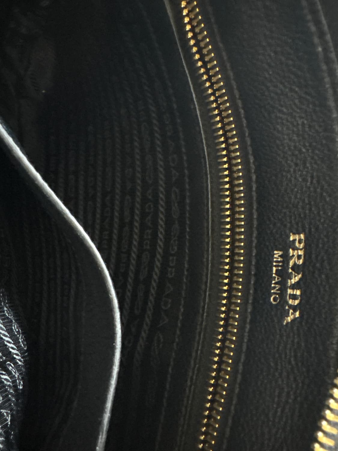 프라다 비텔로 다이노 크로스백 블랙 1BH050 상품이미지8