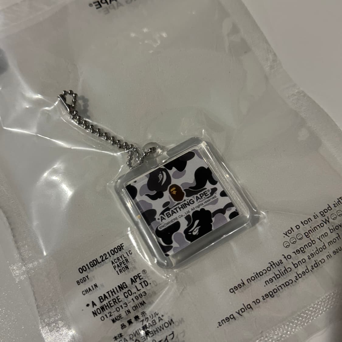 베이프 스토어 교토 익스클루시브 그레이 카모 키링 상품이미지2