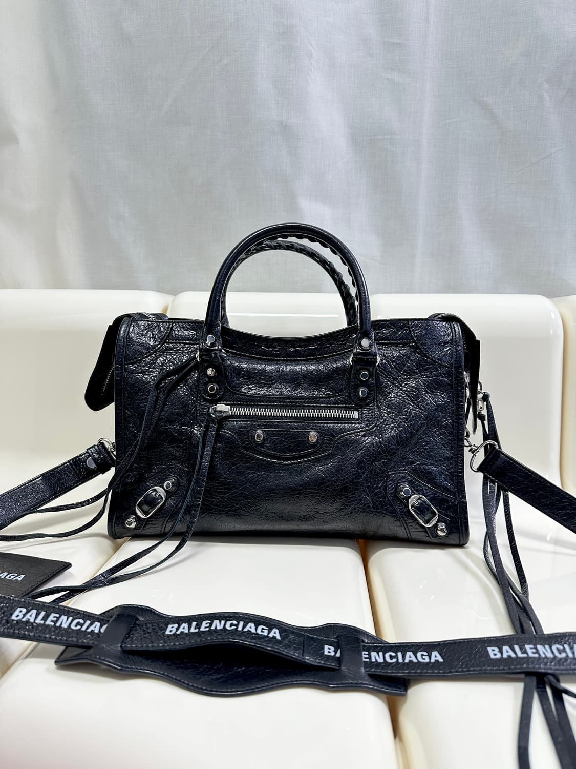 [SA 정품] 발렌시아가 시티 모터백 스몰 로고스트랩 상품이미지6