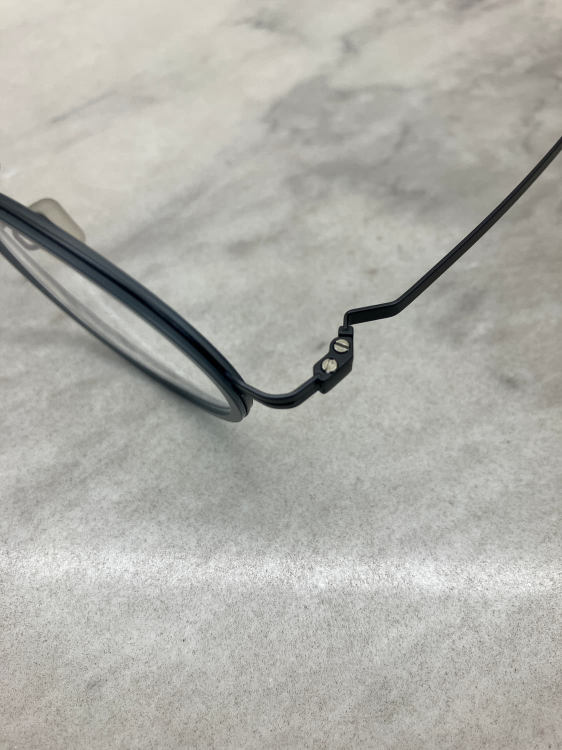 바이코즈 VYCOZ 매트블랙 그레이 솔텍스 라운드 메탈테 안경 상품이미지2