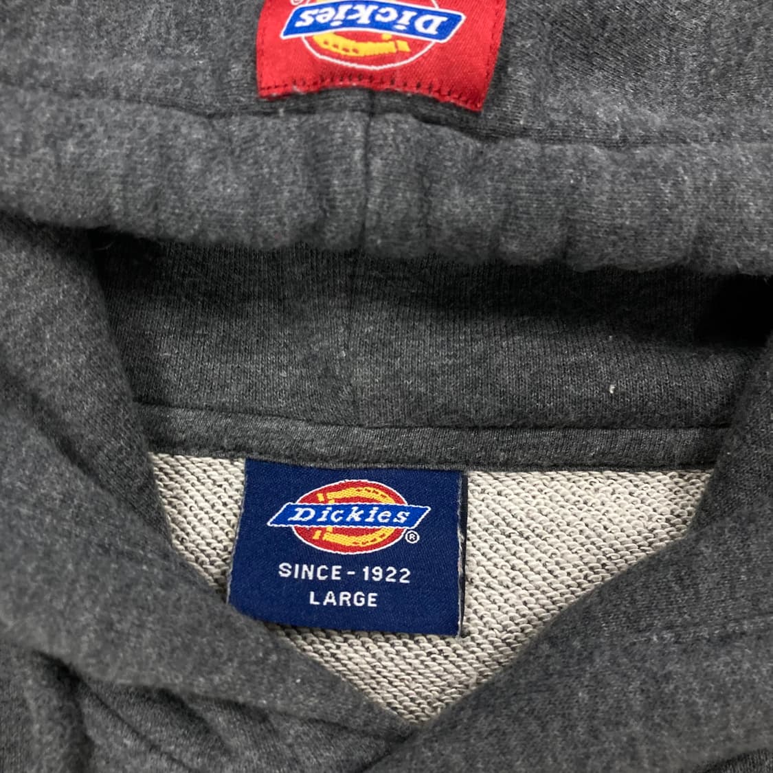디키즈 차콜 그레이 컬러 스펠아웃 빅로고 후드티 상품이미지3