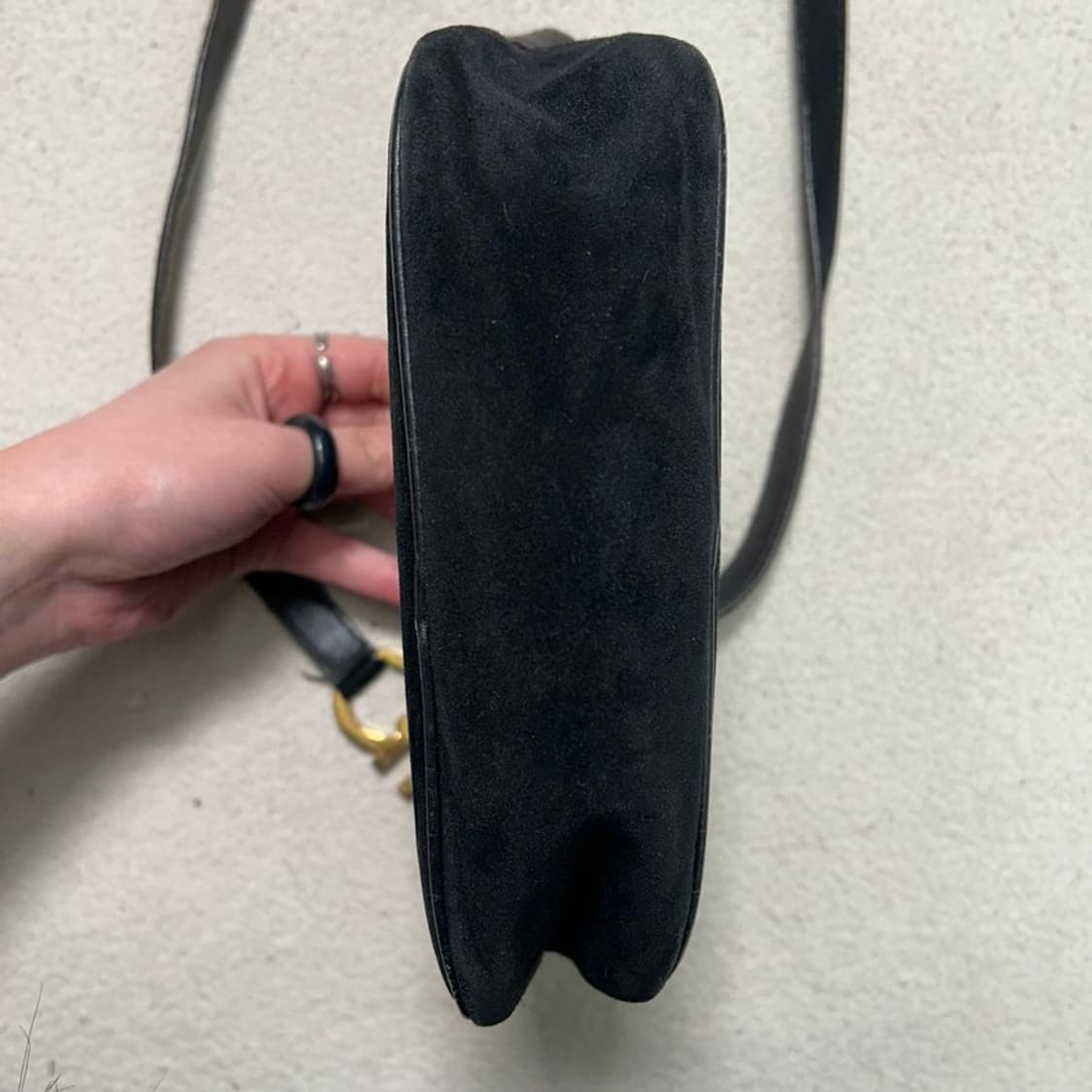 살바토레 페라가오 스웨이드 간치니 로고 블랙 크로스백 상품이미지3