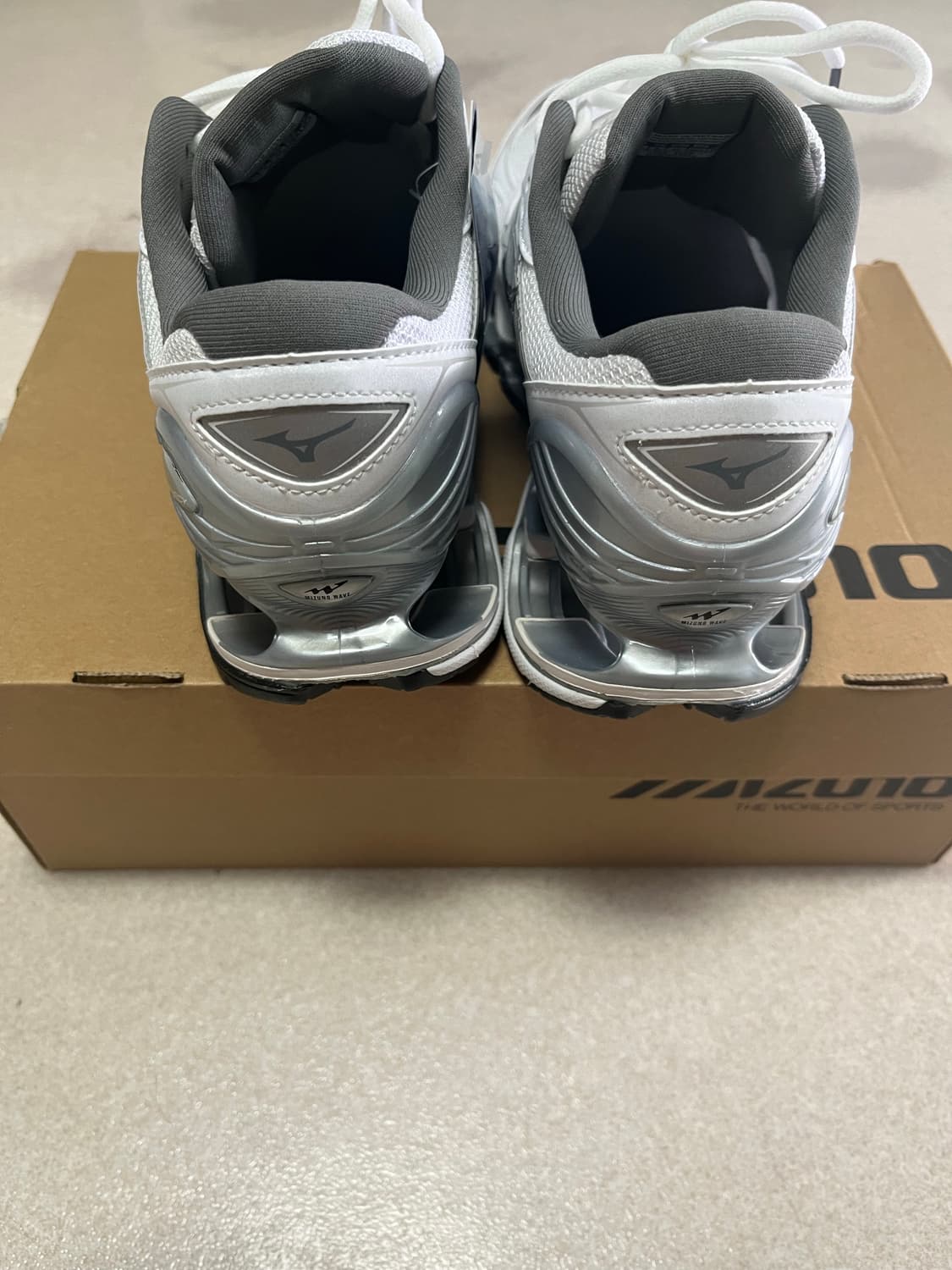 미즈노 웨이브 프로페시 LS 화이트 실버 270사이즈 팝니다 상품이미지3