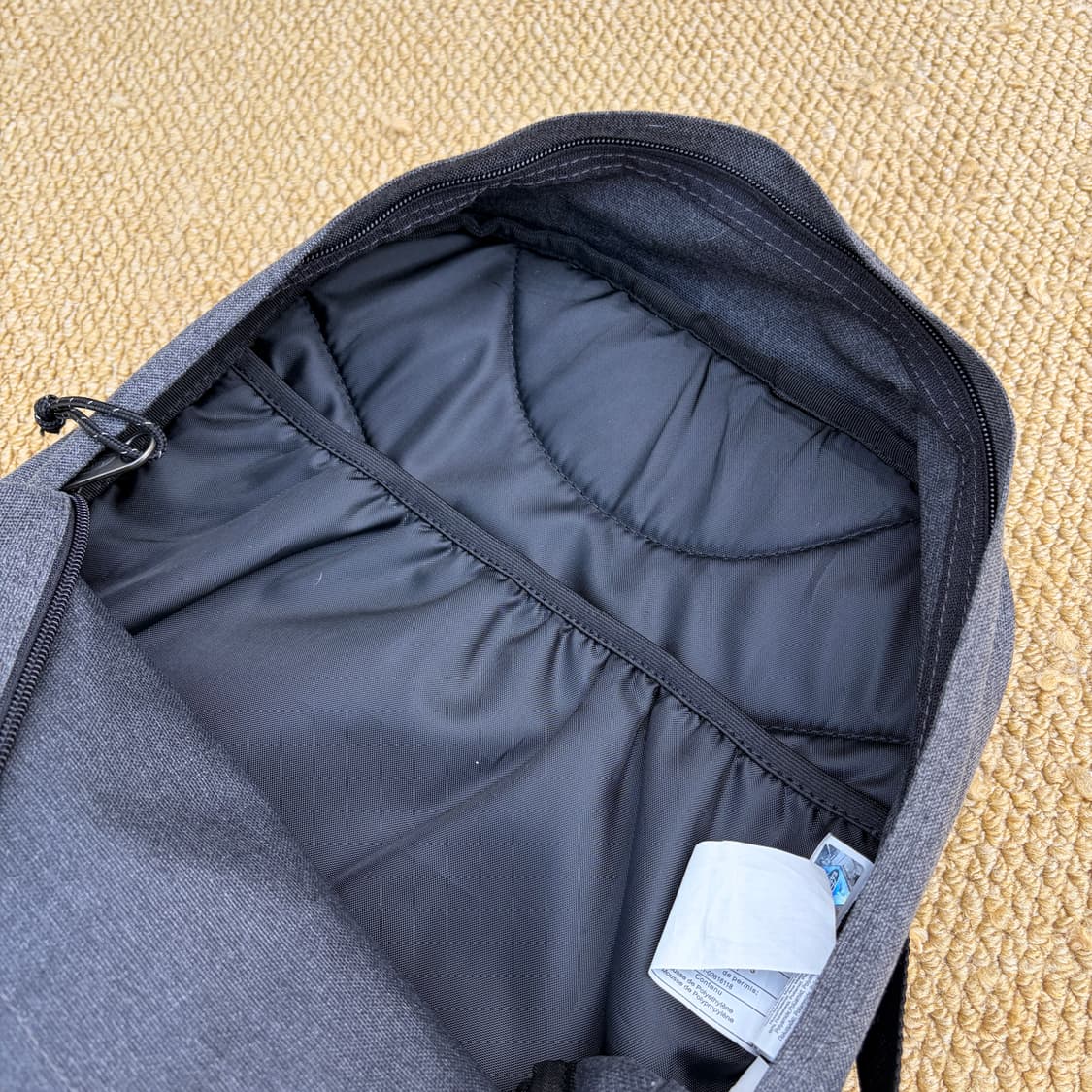 이스트팩 다크 그레이 백팩 상품이미지3