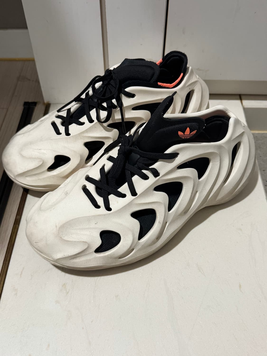 아디다스 아디폼Q 윈더 화이트 코어 블랙 상품이미지4