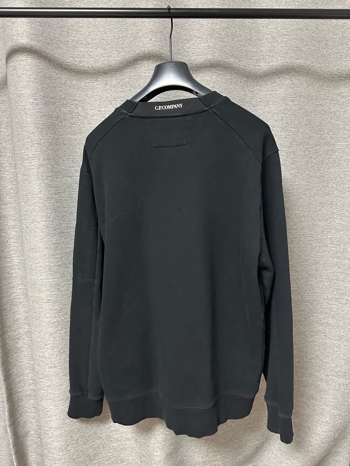 CP컴퍼니 렌즈와펜 맨투맨 블랙 (110) 상품이미지2