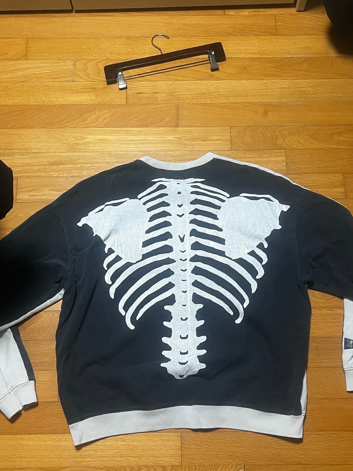 캐피탈 본 스웻 상품이미지1