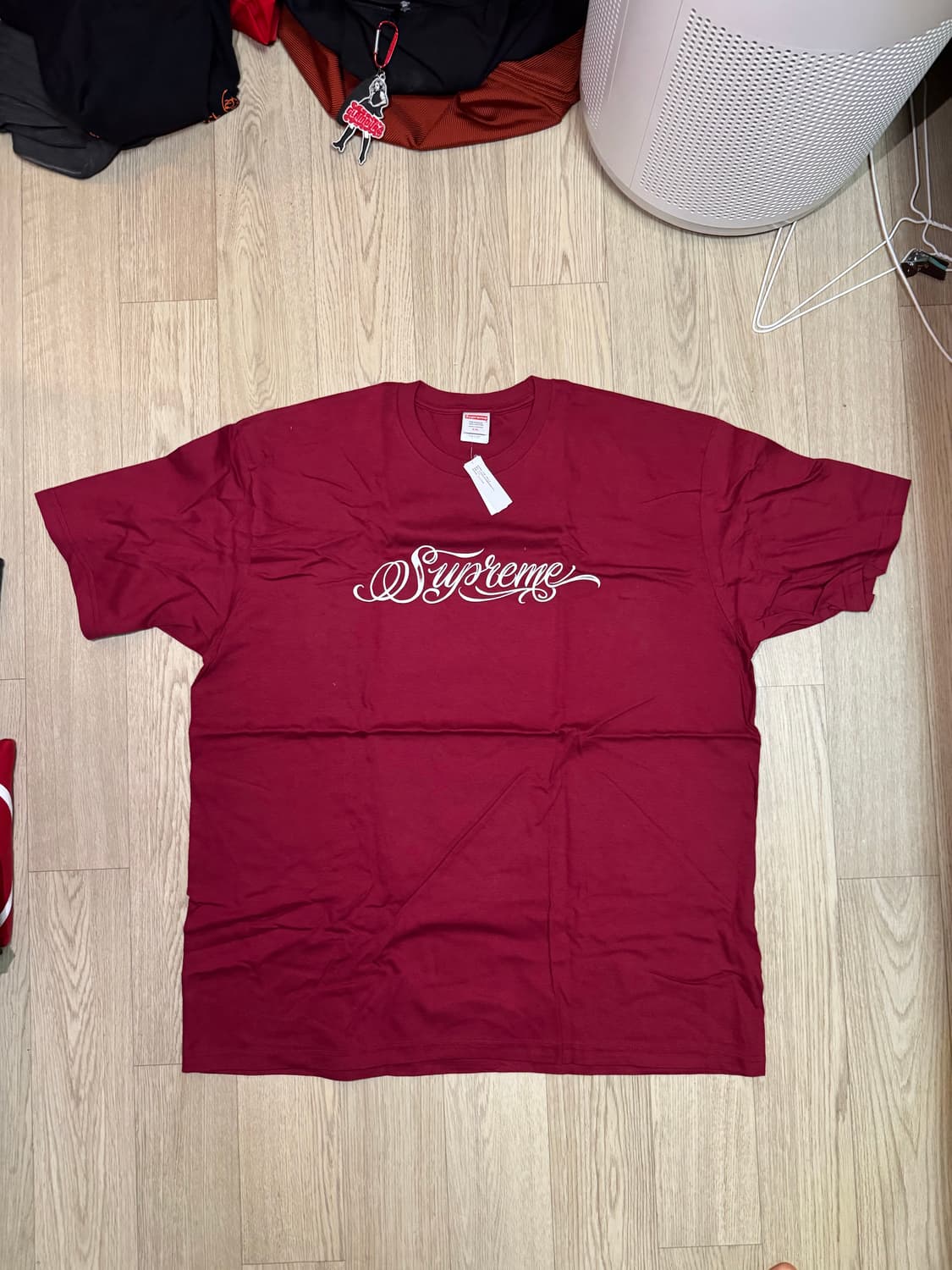 슈프림 24FW 스크립트 티셔츠 카디널 상품이미지1