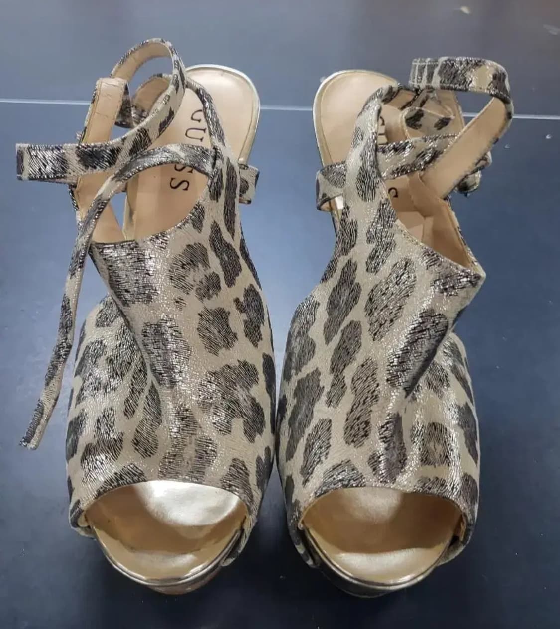 GUESS 게스 블랙 화이트 레오파드 스트랩 힐 6.5M 상품이미지3