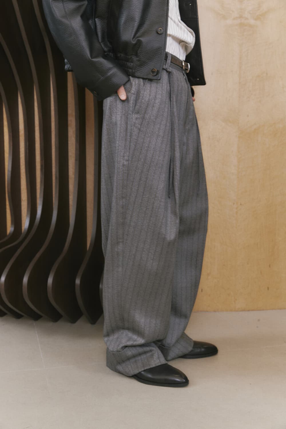 (1, 초판 명작) 웨이비니스 딥원턱 턴업 슬랙스 그레이 스트라이프 상품이미지1