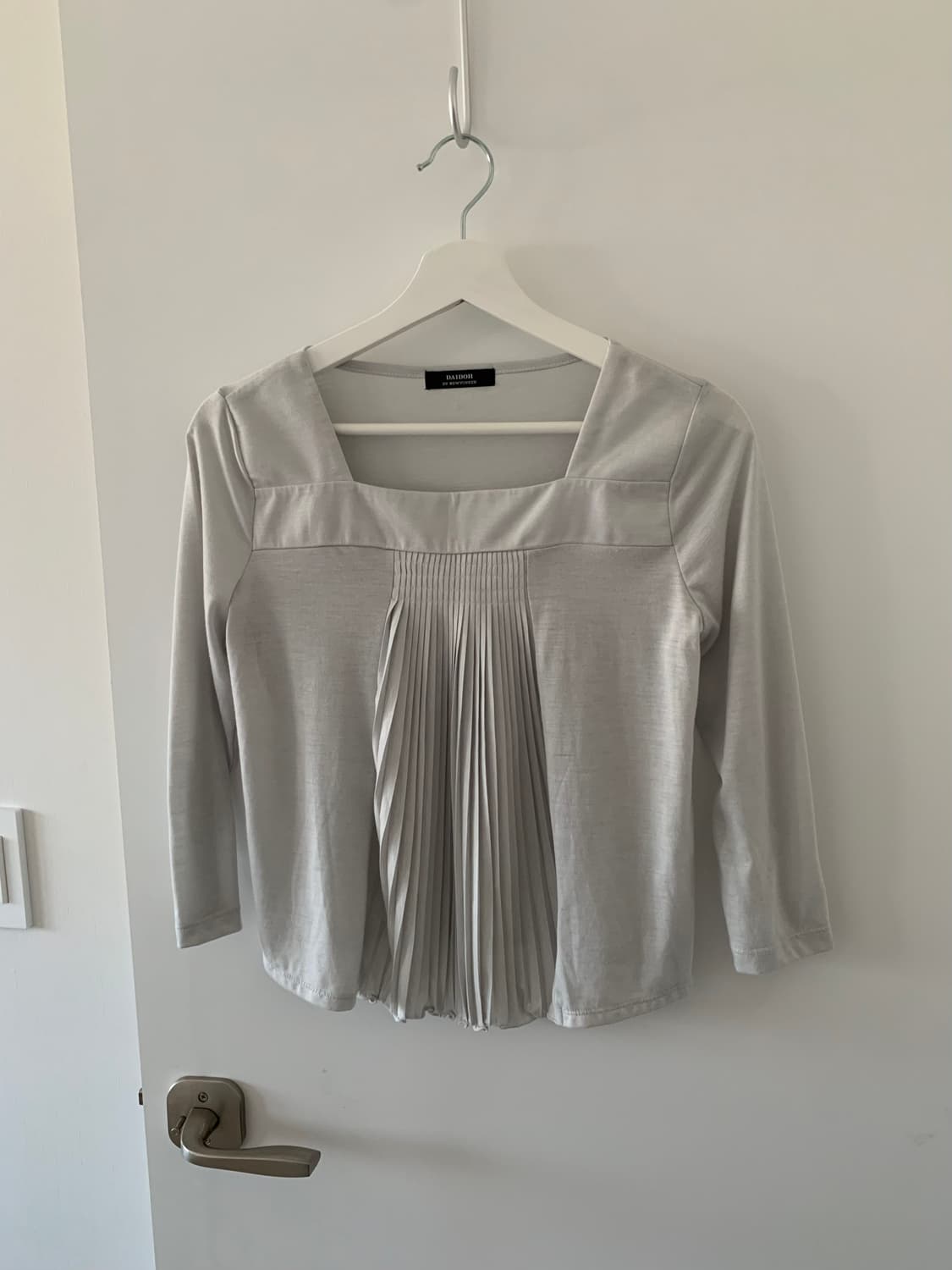 그레이 핀턱 슬리브 상품이미지1