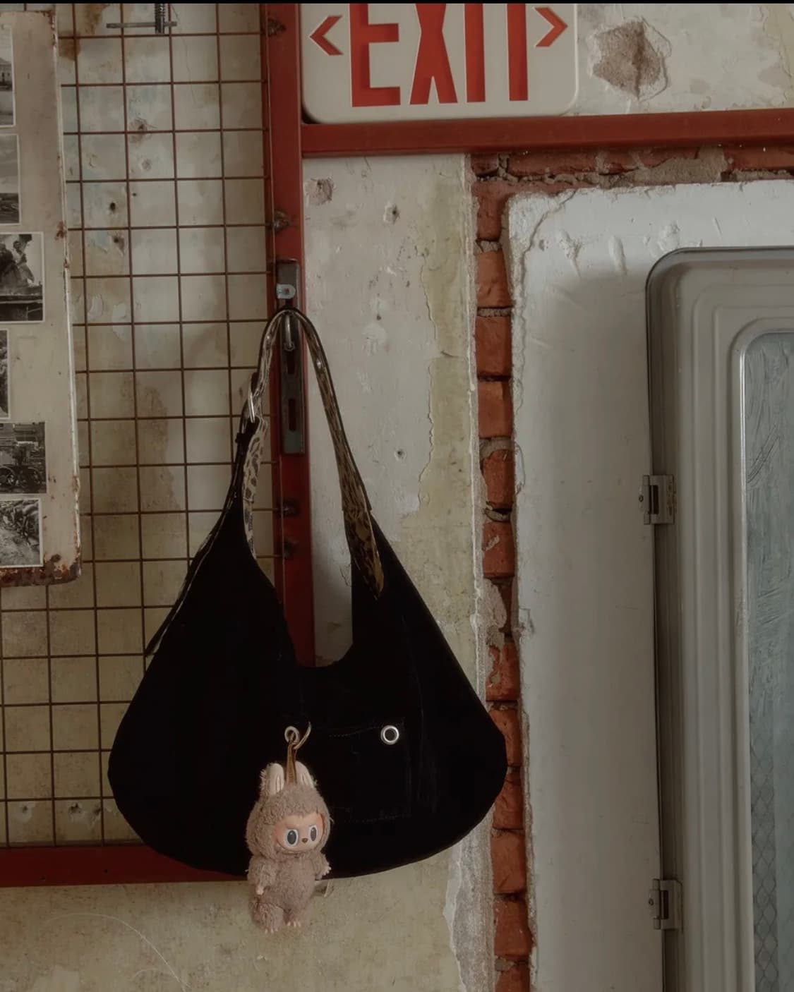 레터리 스웨이드 버클 리버시블 숄더백 블랙 새상품 상품이미지4