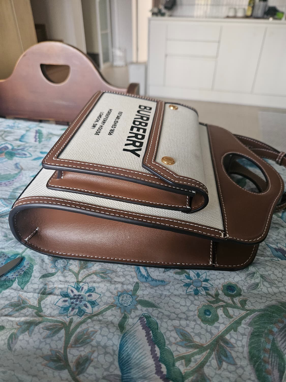 버버리 투톤 미니 캔버스 레더 토드겸 숄더백 상품이미지4