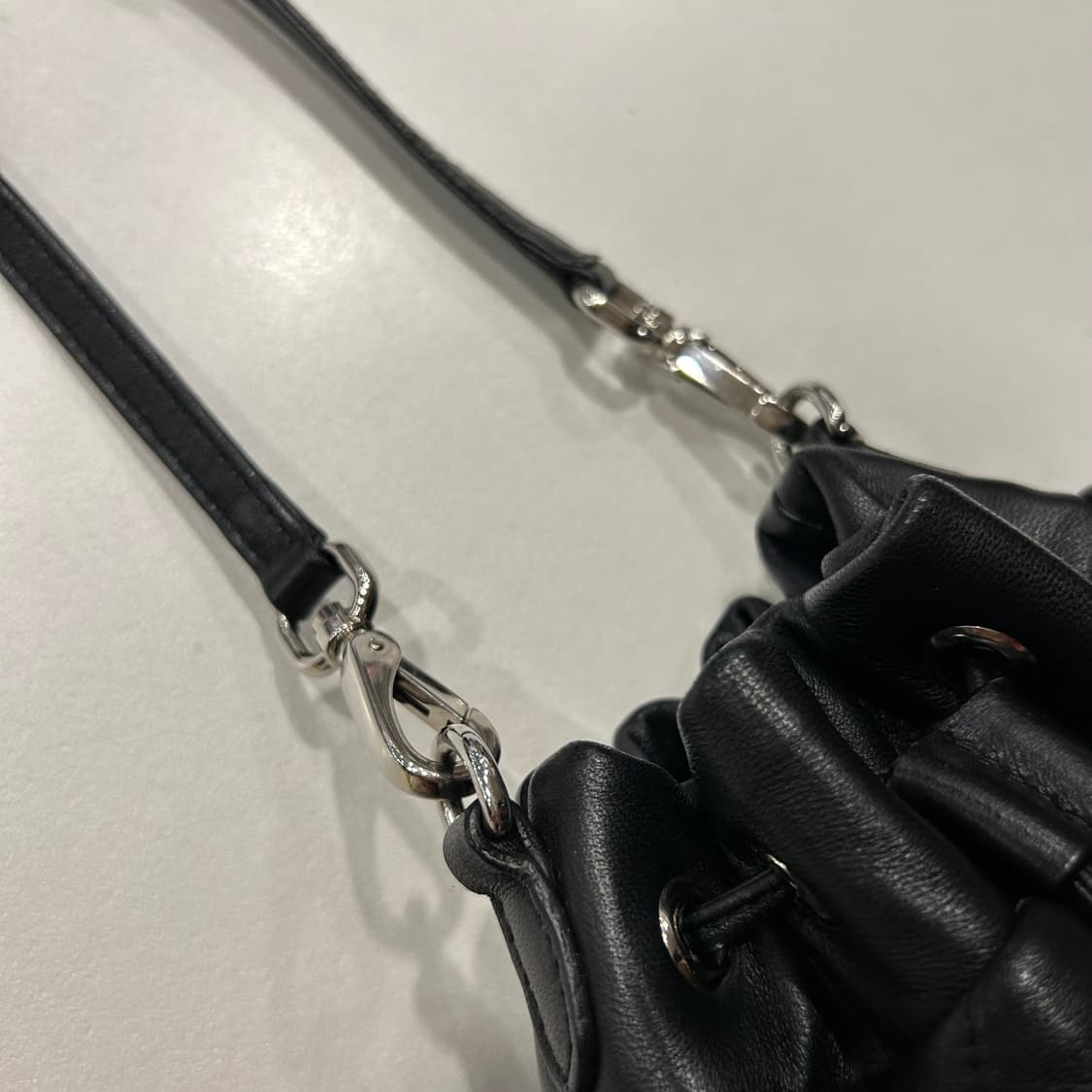 MIUMIU 미우미우 스터드 버킷백 가방 블랙 상품이미지6