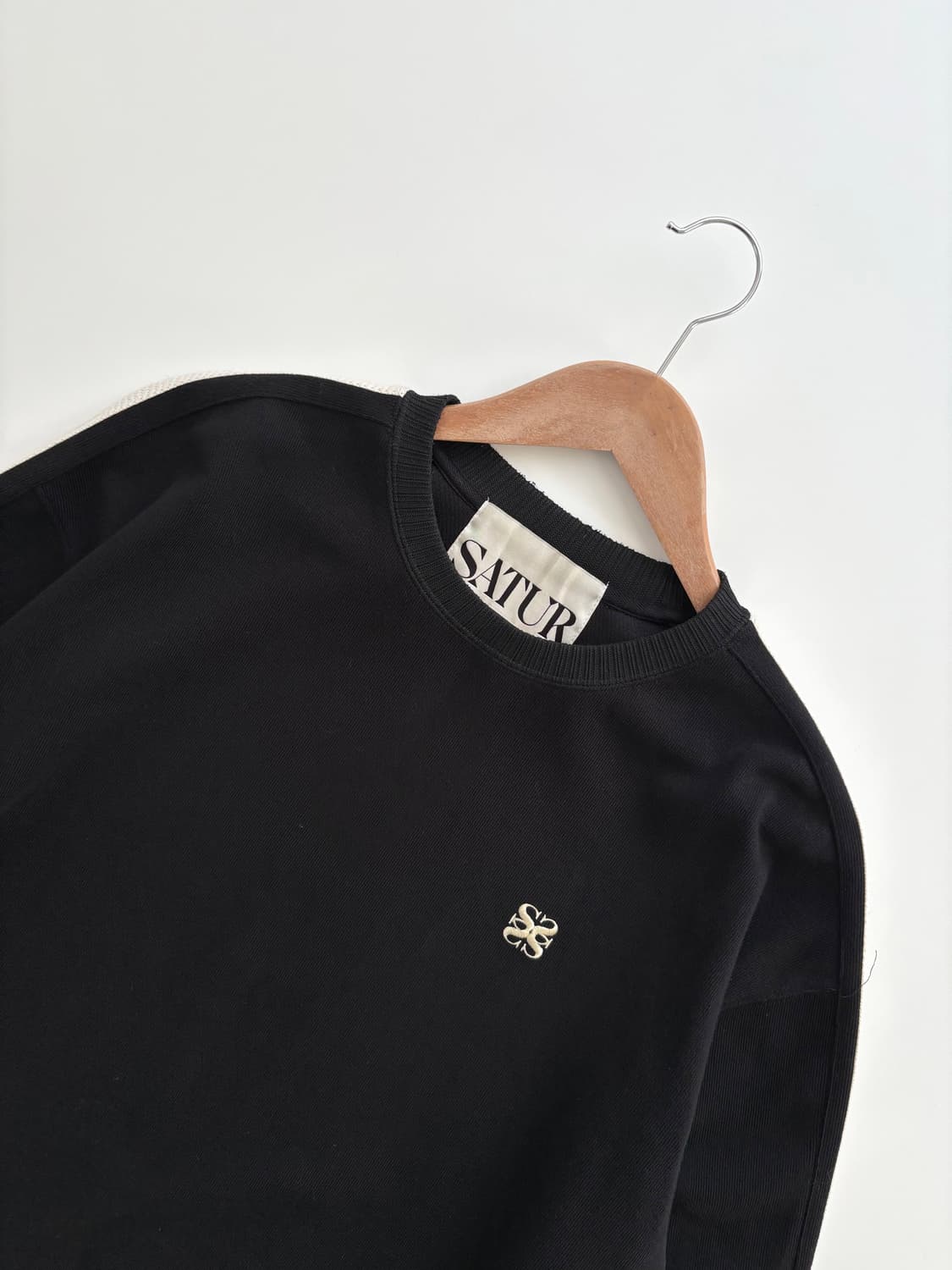 Satur 세터 블랙컬러 스몰로고 사이드라인 니트맨투맨 상품이미지4