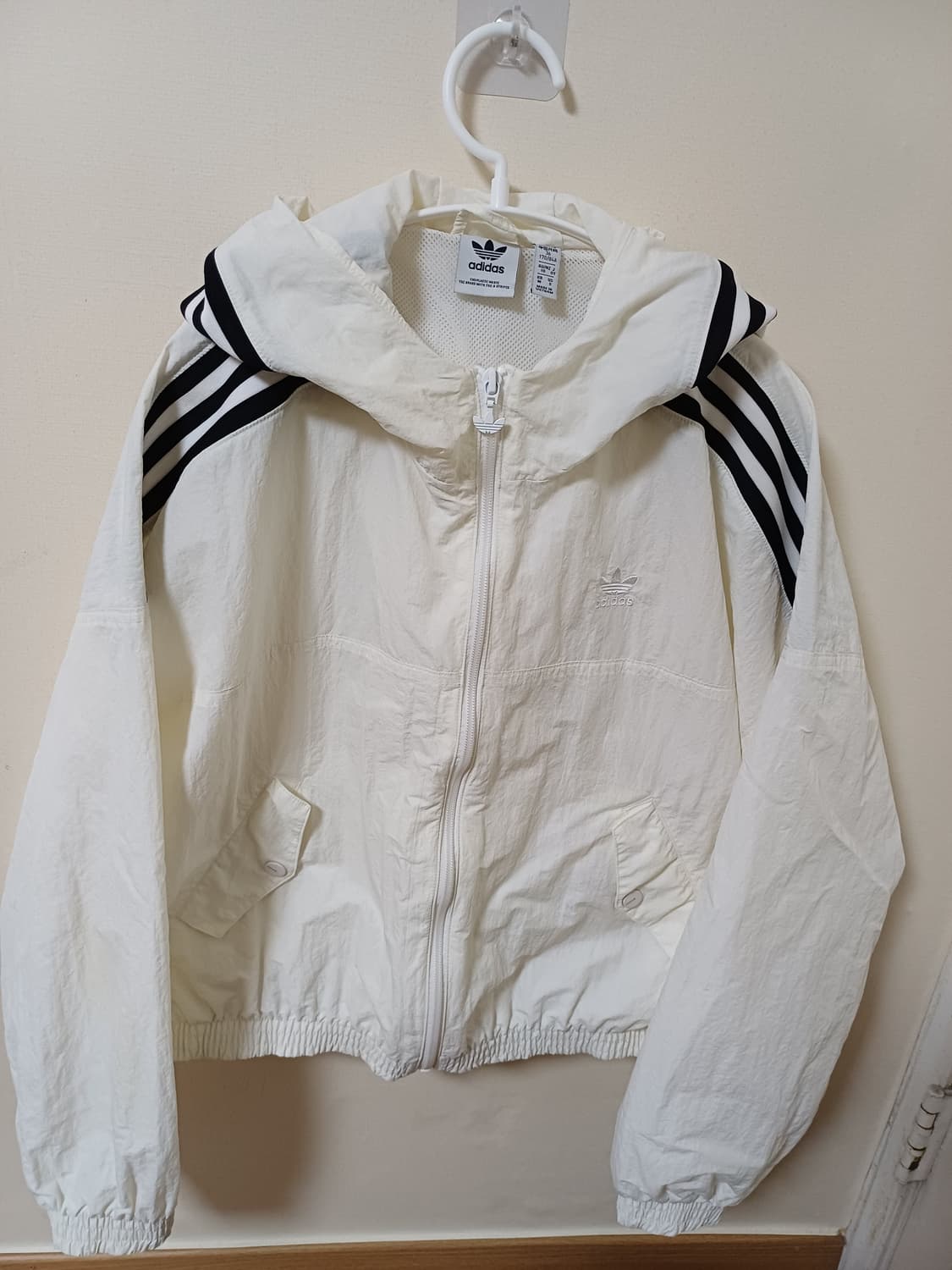 아디다스 빅로고 크롭 우븐 바람막이 상품이미지1