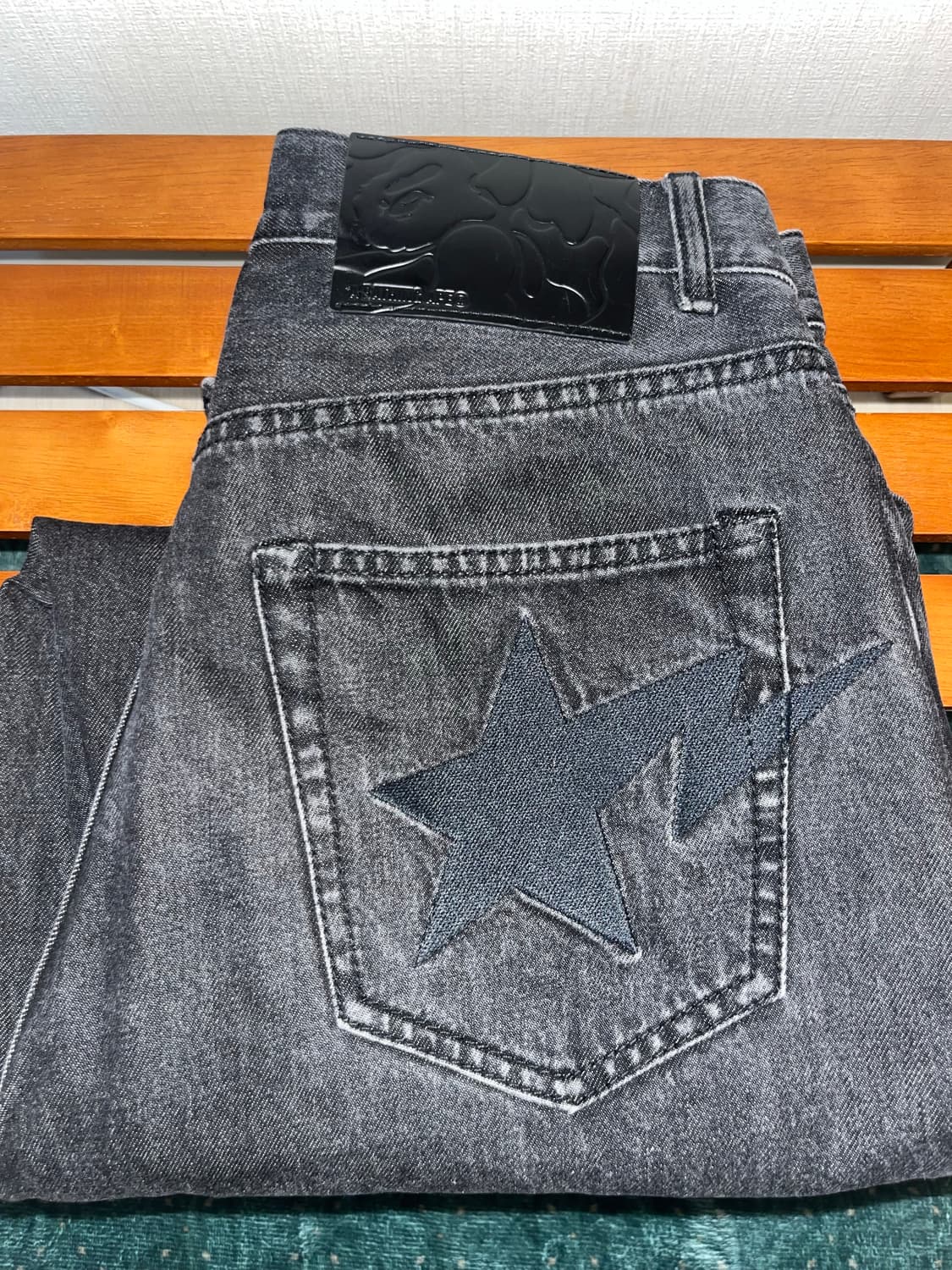 Bape 메탈 로고 데님 팬츠 23FW 상품이미지4