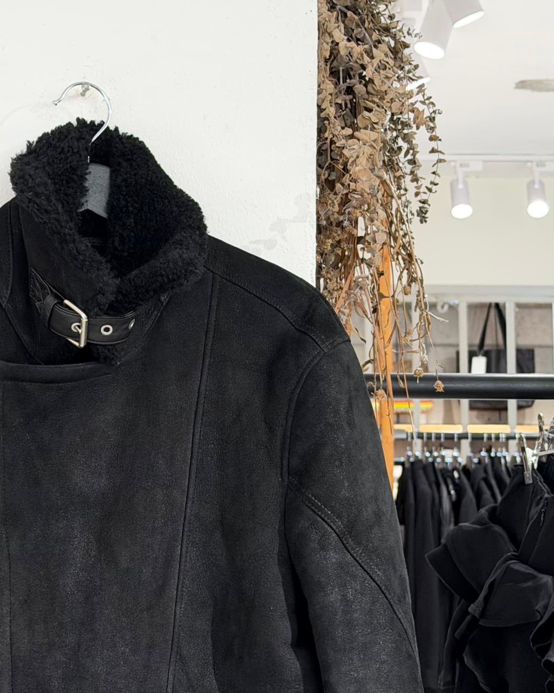 올세인츠 블랙 시어링 벨티드 라이더 무스탕 자켓 상품이미지3