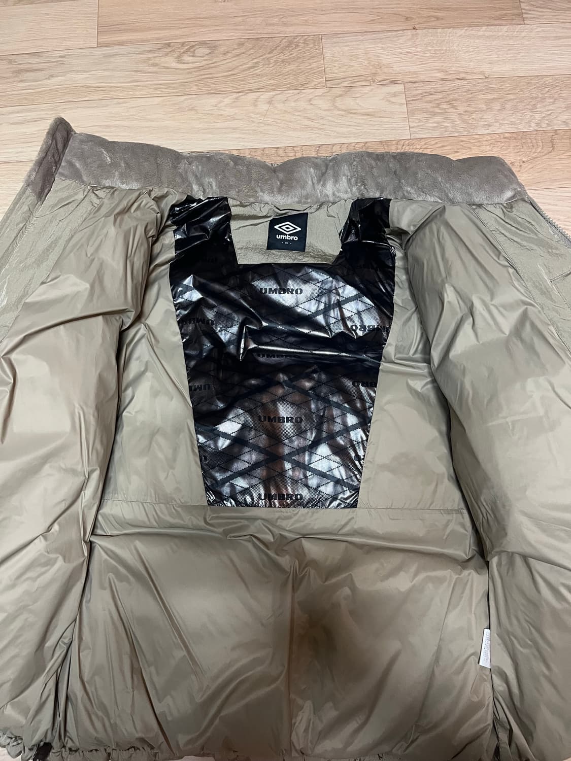 엄브로 구스다운 패딩 베이지 상품이미지2