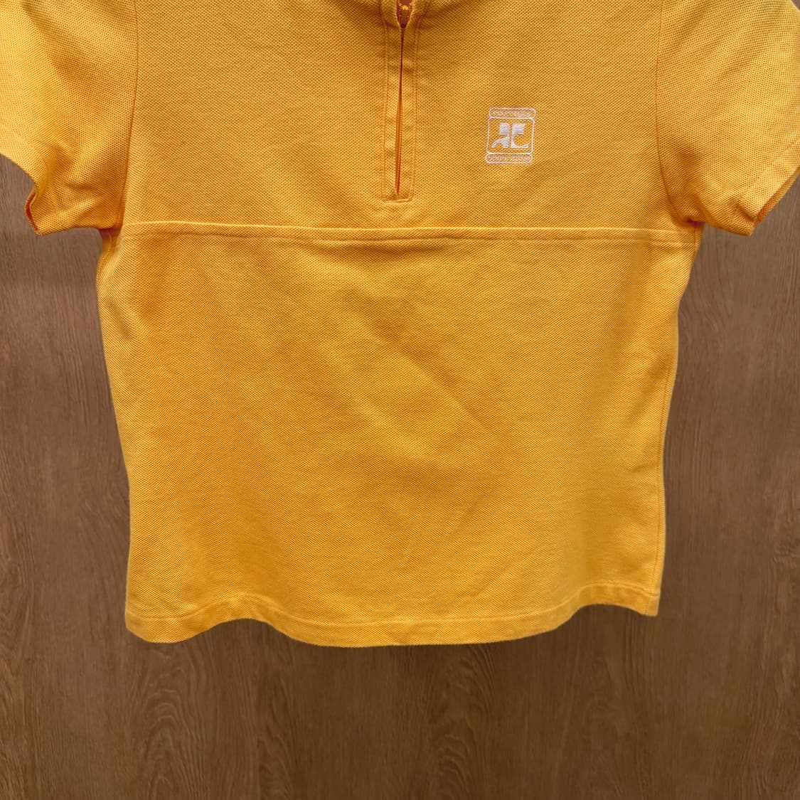 꾸레쥬 크롭 반팔 티셔츠 로고 자수 하프넥 절개 라인 디테일 오렌지 상품이미지5