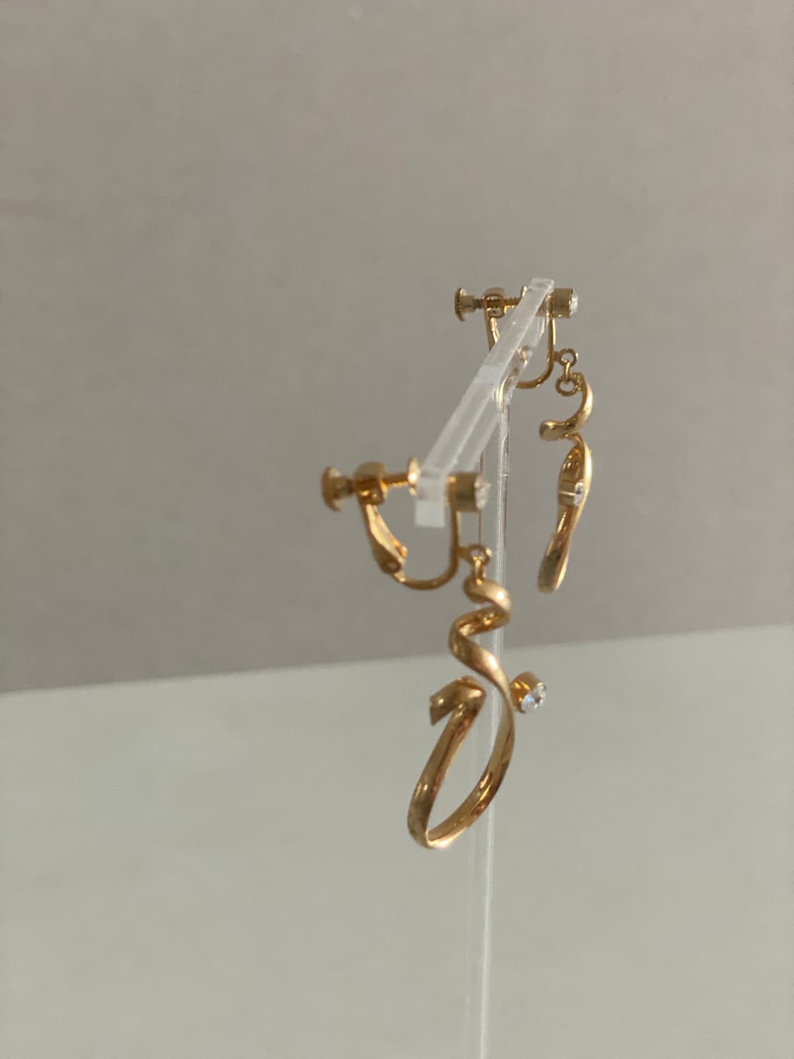 골드톤 웨이브 귀찌형 귀걸이 상품이미지7