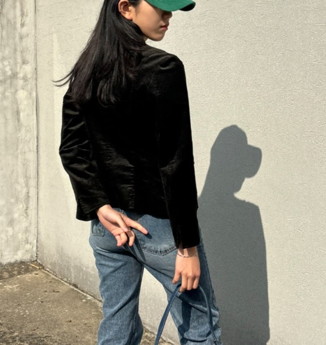 블랙 벨벳 텍스처 크롭 테일러드 자켓  상품이미지1