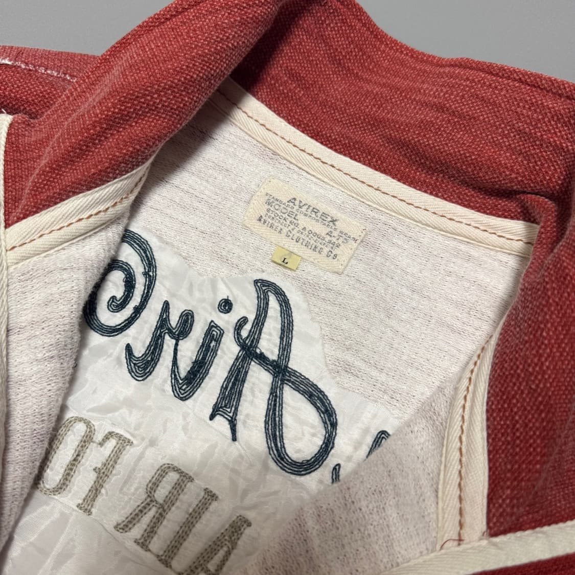 아비렉스(AVIREX) 브릭레드 워시드 코튼 자수로고 하이넥 집업 자켓 상품이미지3