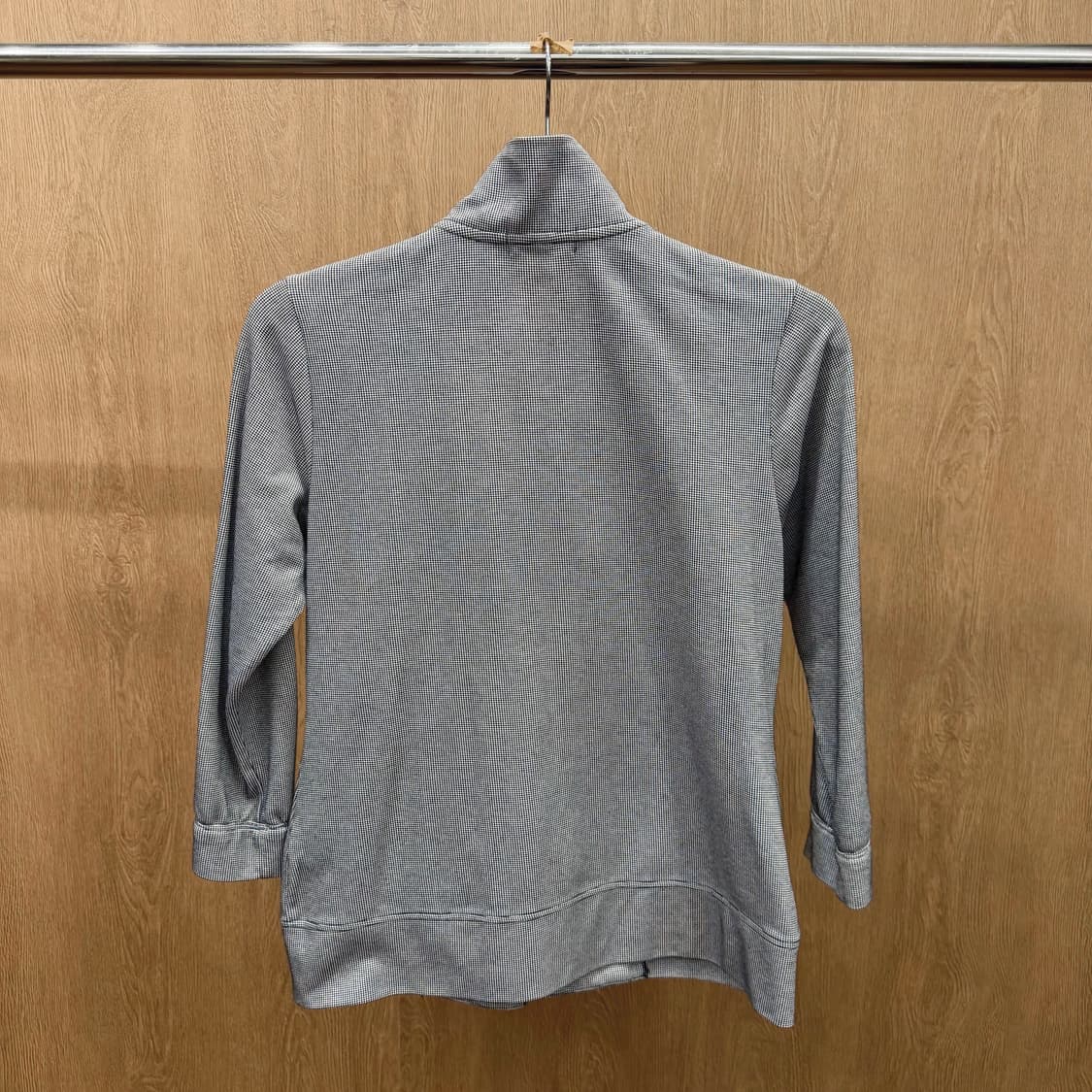 꾸레쥬 하이넥 7부 집업 자켓 마이크로 패턴 핑크 로고 자수 디테일 블랙 상품이미지3