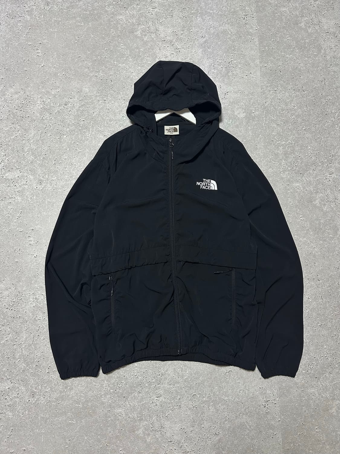 노스페이스 스몰로고 경량 블랙 바람막이 상품이미지2