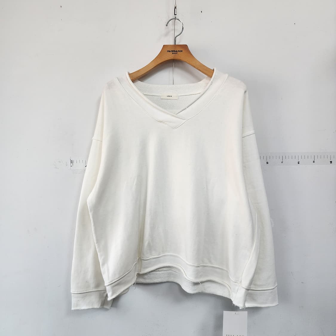 JULL LOG 흰색 브이넥 맨투맨 상품이미지1